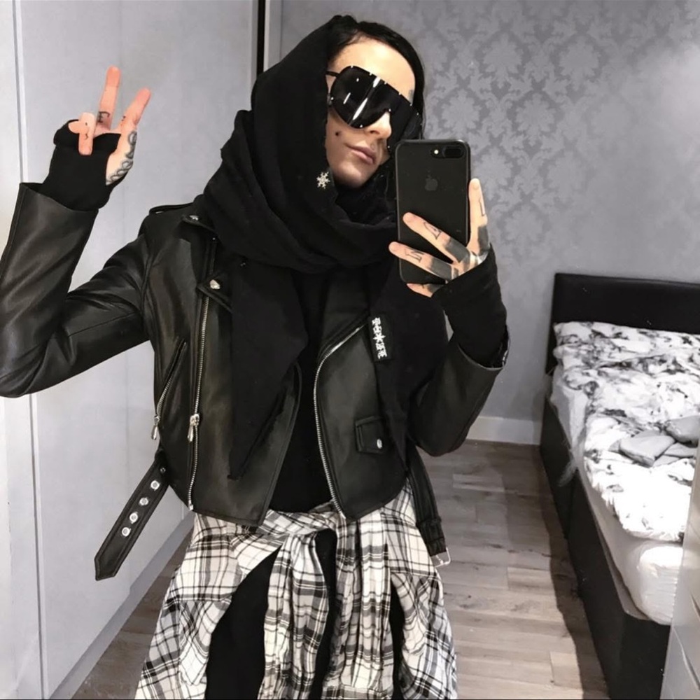 ISO frost streetwear monami frost hoded scarf